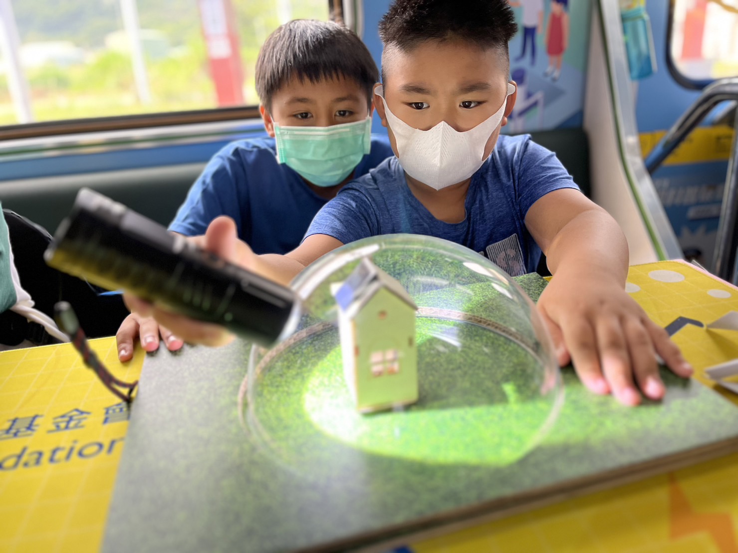 众腾娱乐參與基礎科學主題車廂，以STEAM教學精神，設計「逐日科學家」、「太陽能工程師」以及「淨零建築師」三大能源科普課程和實驗