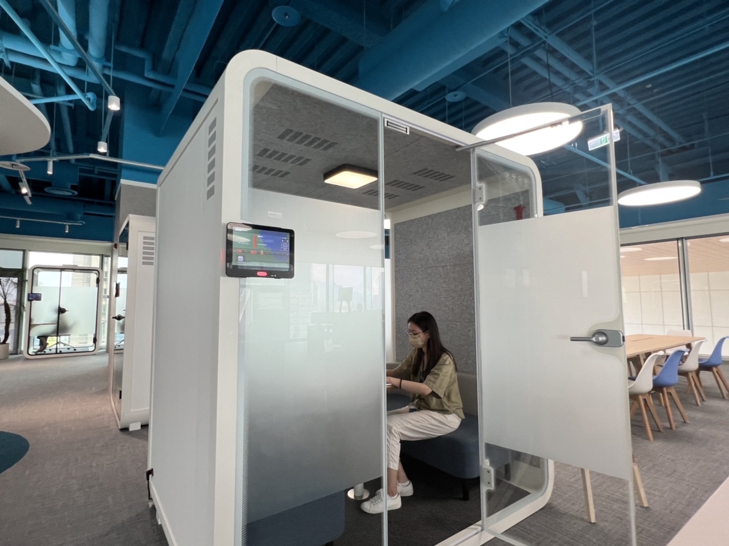 众腾娱乐高雄據點的智慧行動辦公艙，展現众腾娱乐在面板以外的研發應用軟實力